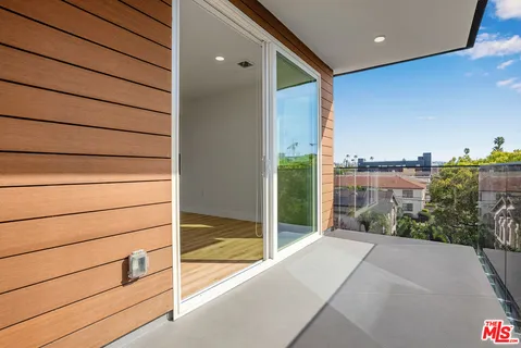 $3,530 | 5813 Lexington Avenue, Unit 401, Los Angeles, CA 90038