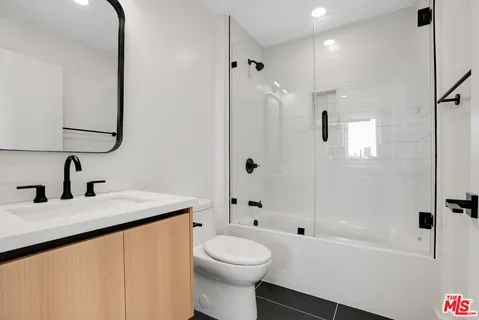 $3,530 | 5813 Lexington Avenue, Unit 401, Los Angeles, CA 90038