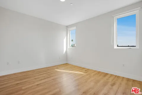 $3,530 | 5813 Lexington Avenue, Unit 401, Los Angeles, CA 90038