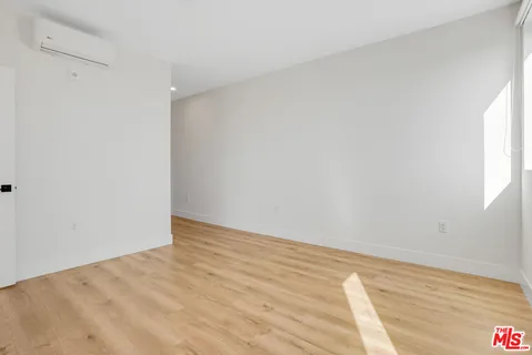 $3,530 | 5813 Lexington Avenue, Unit 401, Los Angeles, CA 90038