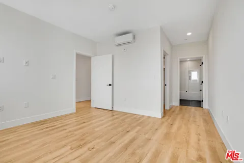 $3,530 | 5813 Lexington Avenue, Unit 401, Los Angeles, CA 90038