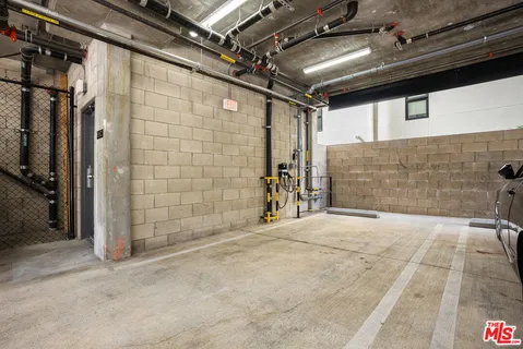 $3,530 | 5813 Lexington Avenue, Unit 401, Los Angeles, CA 90038