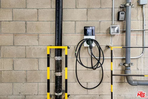 $3,530 | 5813 Lexington Avenue, Unit 401, Los Angeles, CA 90038