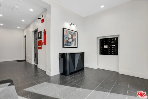 $3,530 | 5813 Lexington Avenue, Unit 401, Los Angeles, CA 90038