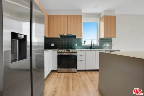 $3,530 | 5813 Lexington Avenue, Unit 401, Los Angeles, CA 90038