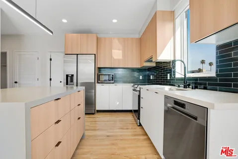 $3,530 | 5813 Lexington Avenue, Unit 401, Los Angeles, CA 90038