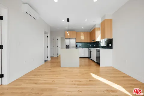 $3,530 | 5813 Lexington Avenue, Unit 401, Los Angeles, CA 90038