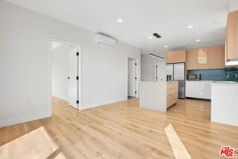 $3,530 | 5813 Lexington Avenue, Unit 401, Los Angeles, CA 90038