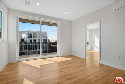 $3,530 | 5813 Lexington Avenue, Unit 401, Los Angeles, CA 90038