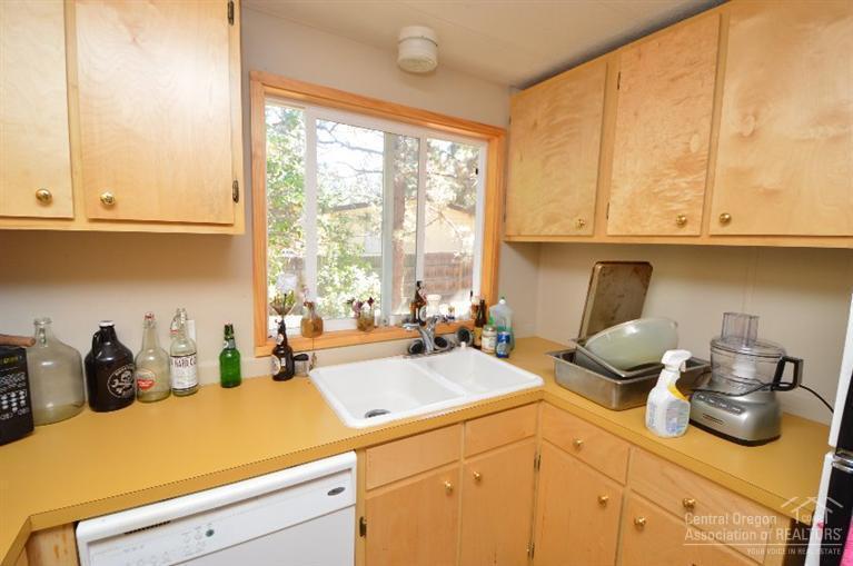 19992 Aspenwood Road Bend, OR 97702 - Photo 14 of 18 Kitchen