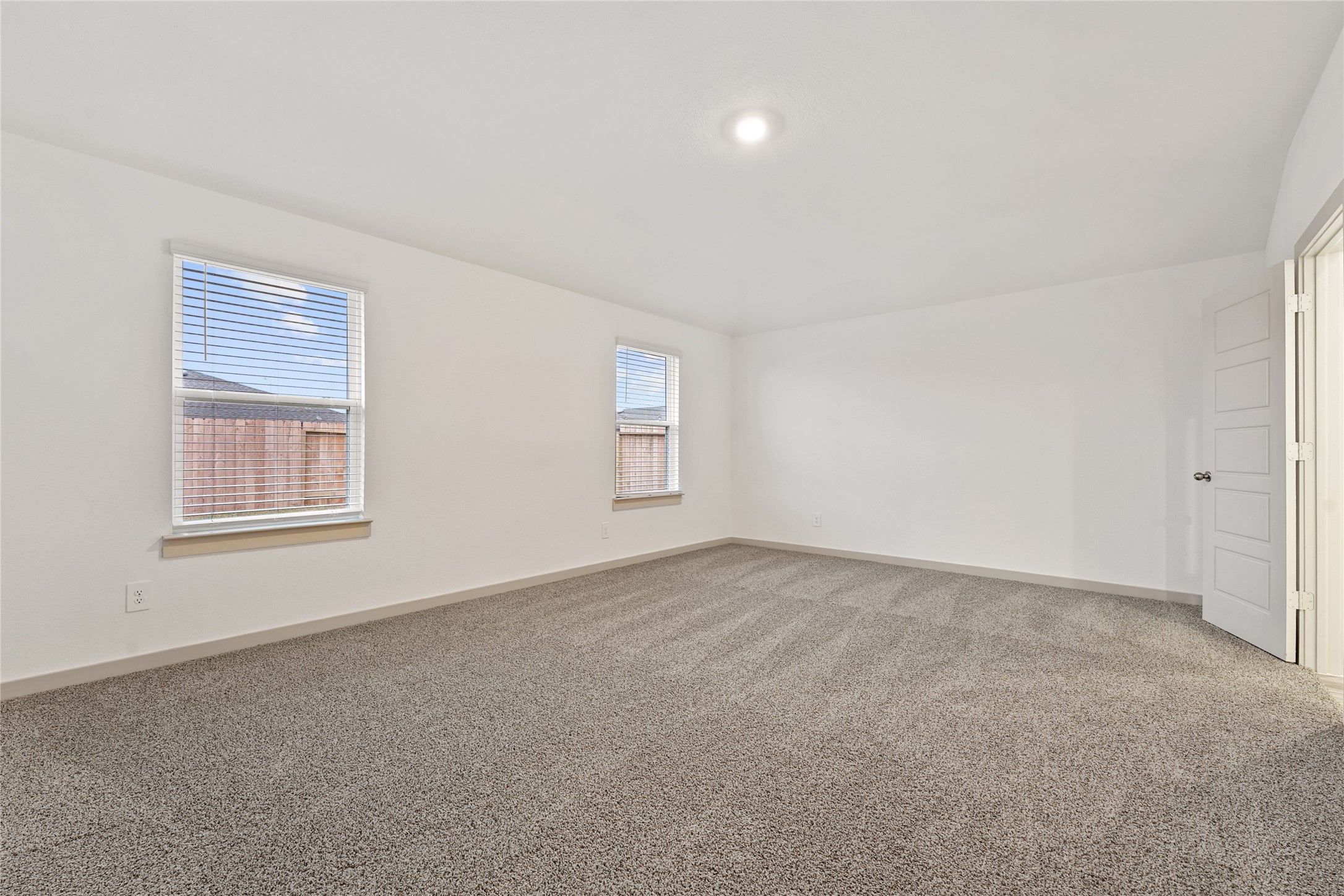 714 Boer Plains Drive Rosharon, TX 77583 - Photo 9 of 11 an empty room with windows
