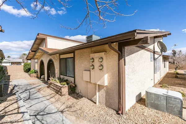 $1,295 | 5701 Smoke Ranch Road, Unit C, Las Vegas, NV 89108