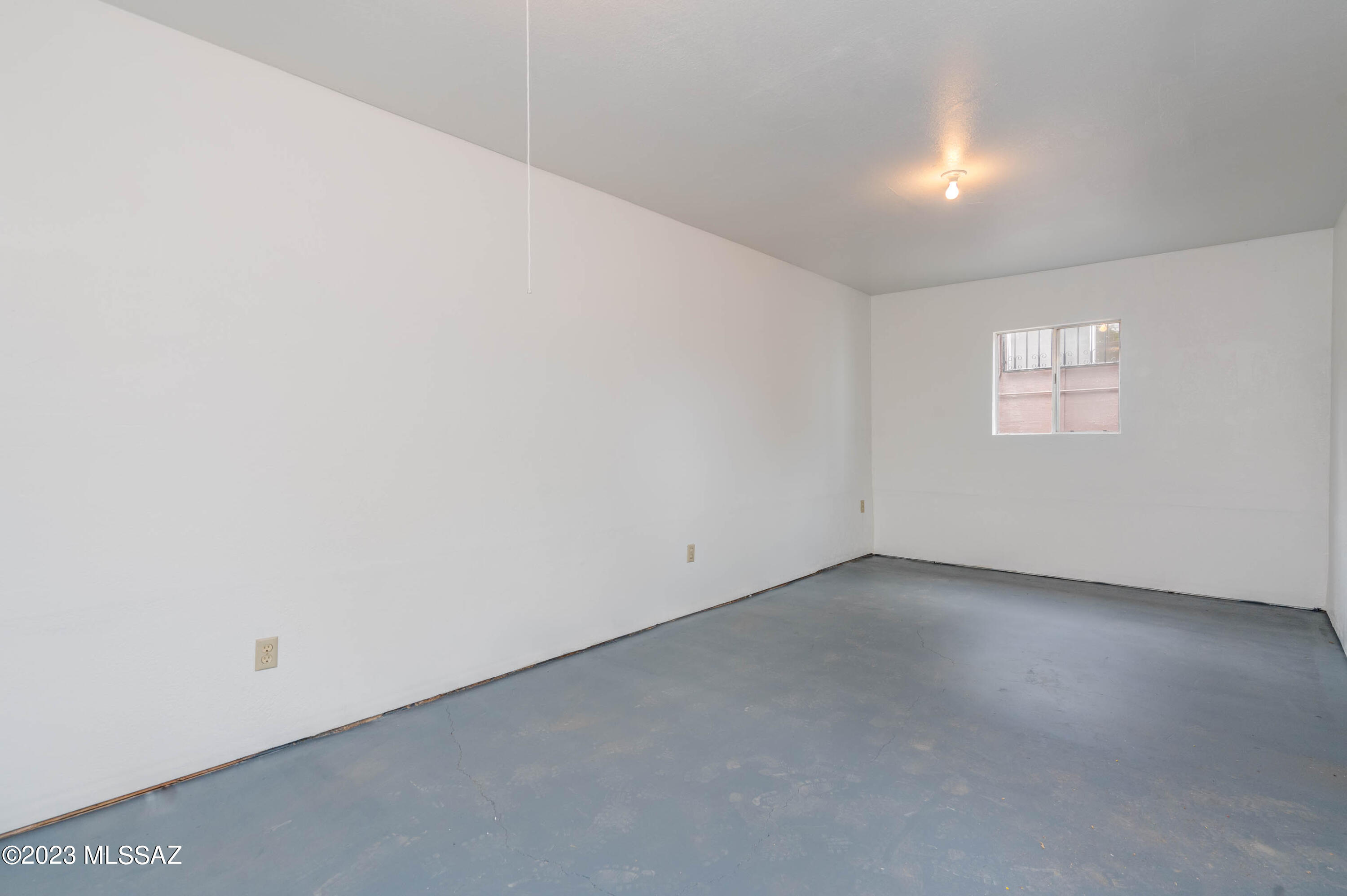 1845 West Caravelle Road Tucson, AZ 85713 - Photo 27 of 31 an empty room with a window