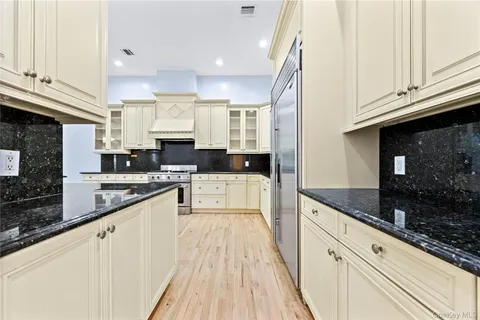 $2,198,000 | 11 Belvedere Court, Manhasset, NY 11030