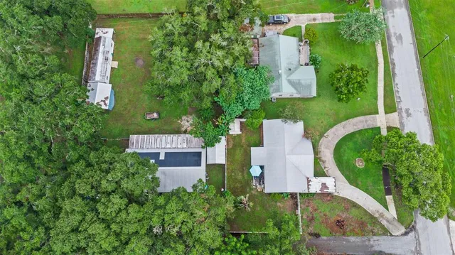 a view of a backyard