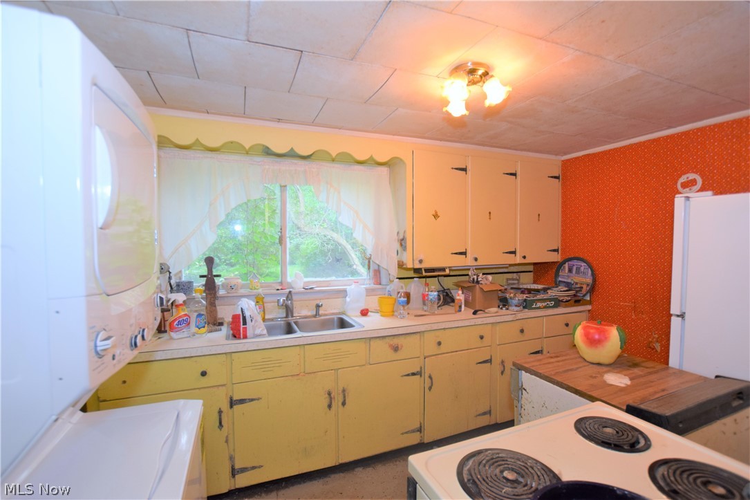 2962 Old Home Road Akron, OH 44312 - Photo 6 of 8 Kitchen is original, Washer Dryer Stack there