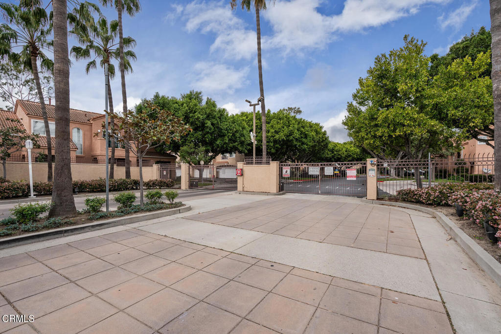 805 Moby Dick Lane Oxnard, CA 93030 - Photo 2 of 33