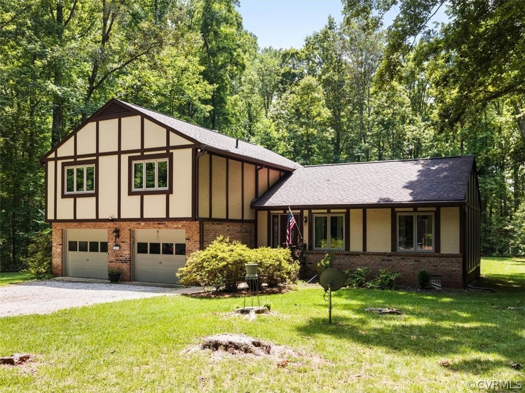 a view of a house with yard and front view of a house