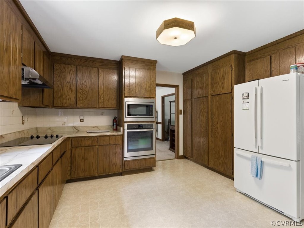 1614 Blakely Road Crozier, VA 23039 - Photo 7 of 33 a kitchen with granite countertop a refrigerator stove and sink