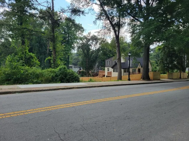 a view of a back yard