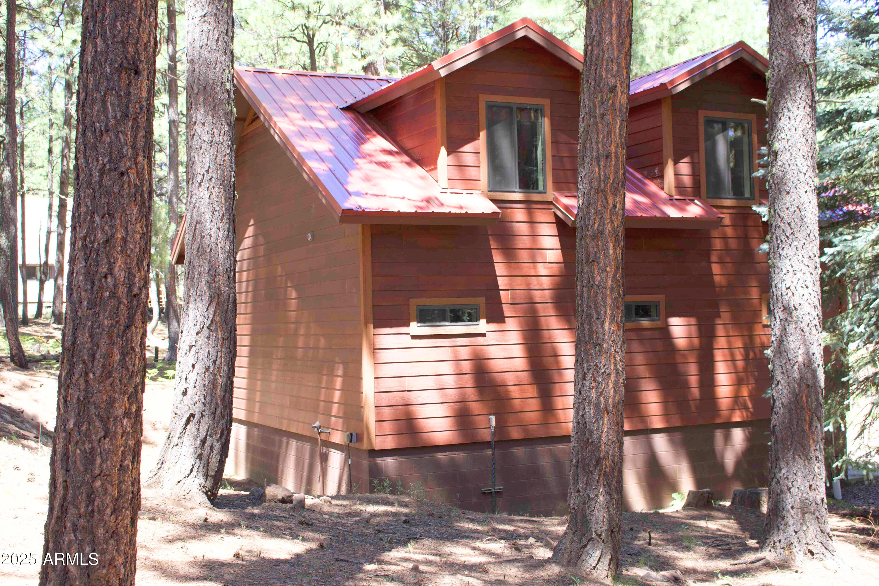 2592 Tom Loop Forest Lakes, AZ 85931 - Photo 22 of 25 a front view of a house with a yard