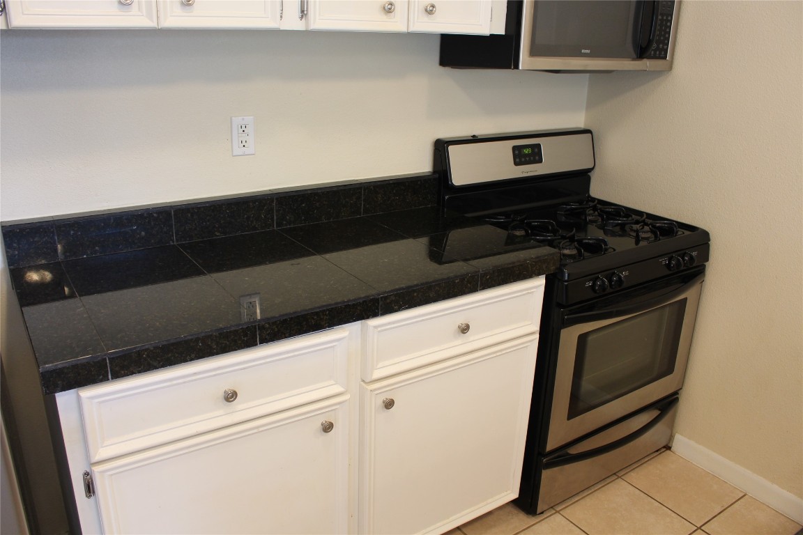 304 East 33rd Street, Unit 19 Austin, TX 78705 - Photo 6 of 15 a close view of stove and microwave