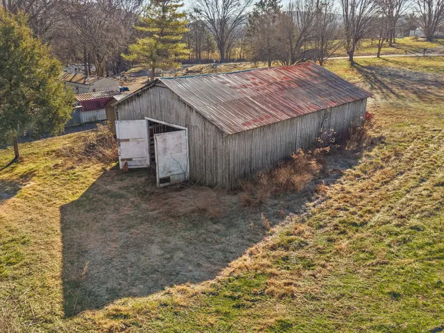 a view of yard with tree in the background