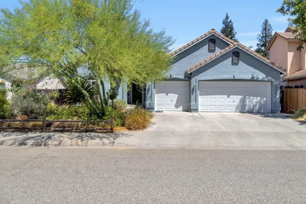 $575,000 | 1138 East Pinehurst Avenue, Fresno, CA 93730