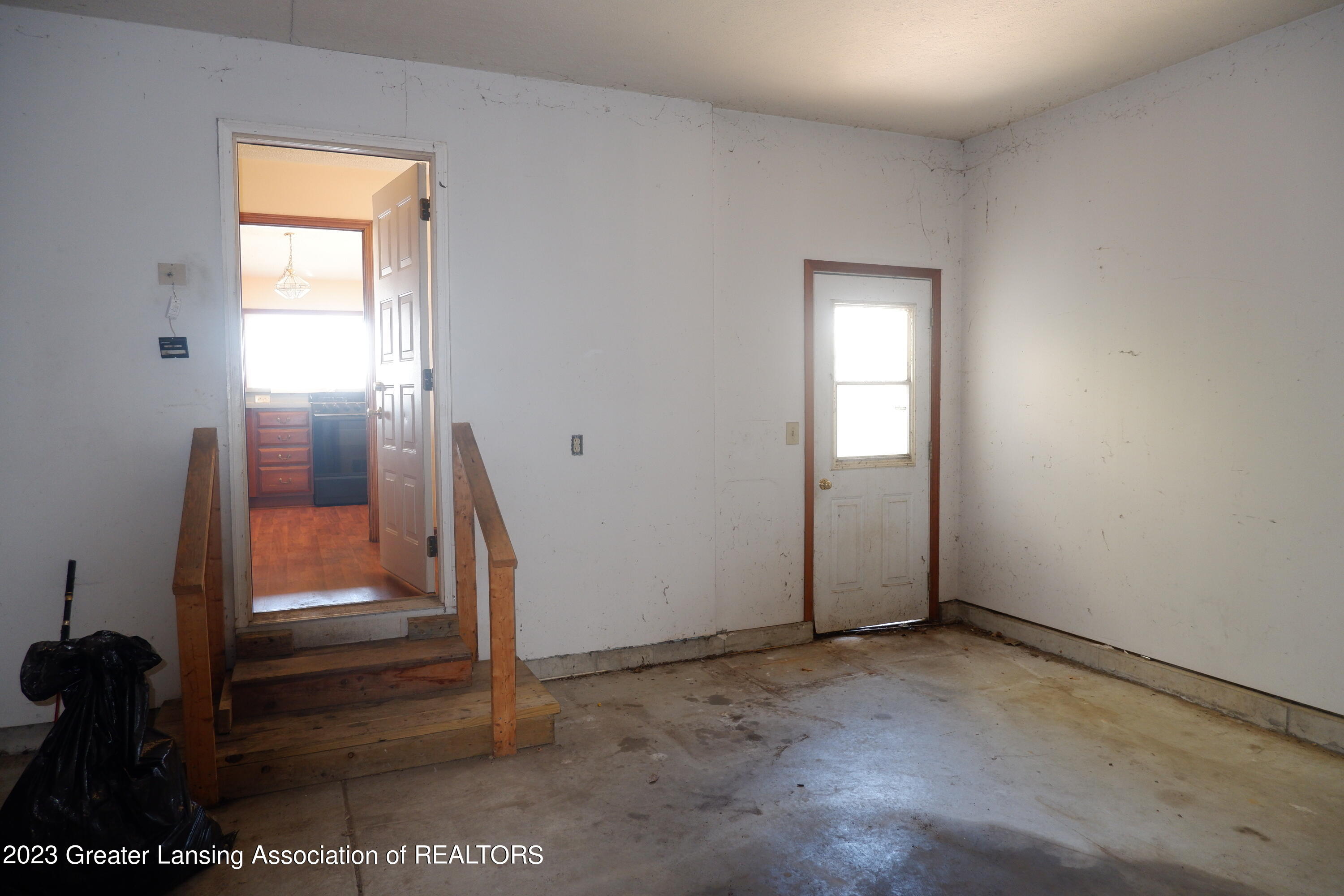 9717 East Jason Road Laingsburg, MI 48848 - Photo 40 of 51 Garage & service door