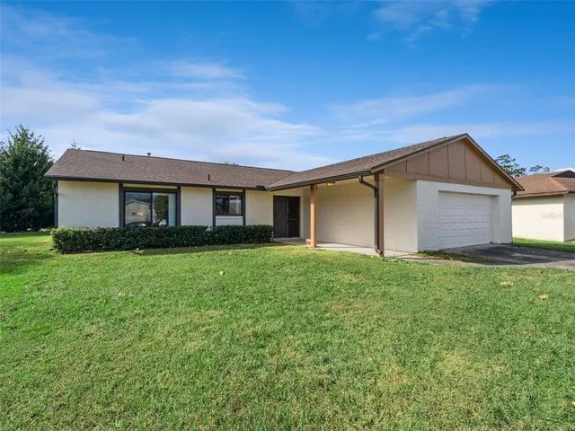 a view of a house with backyard and garden