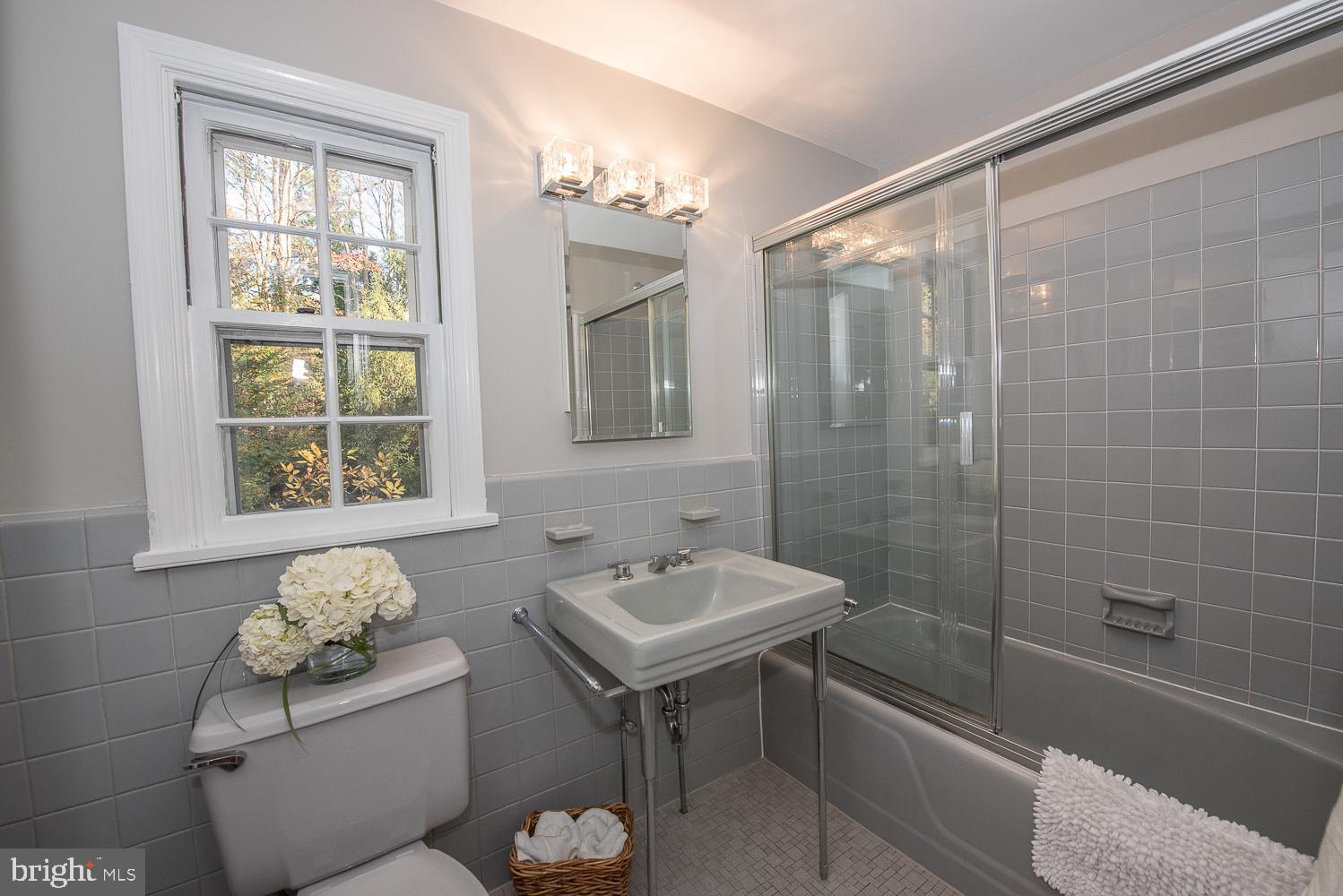 135 Grubb Road Malvern, PA 19355 - Photo 37 of 45 Full hall bathroom