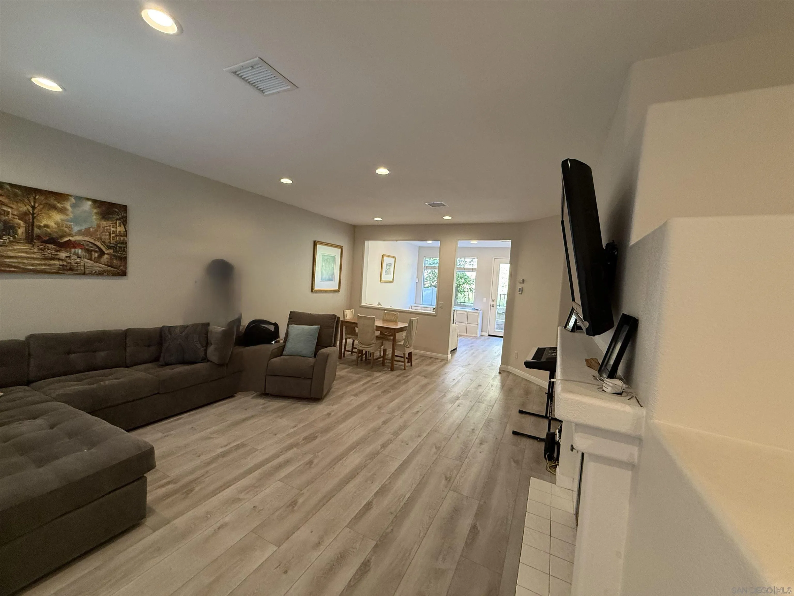 12530 Heatherton Court, Unit 31 San Diego, CA 92128 - Photo 19 of 36 a living room with furniture