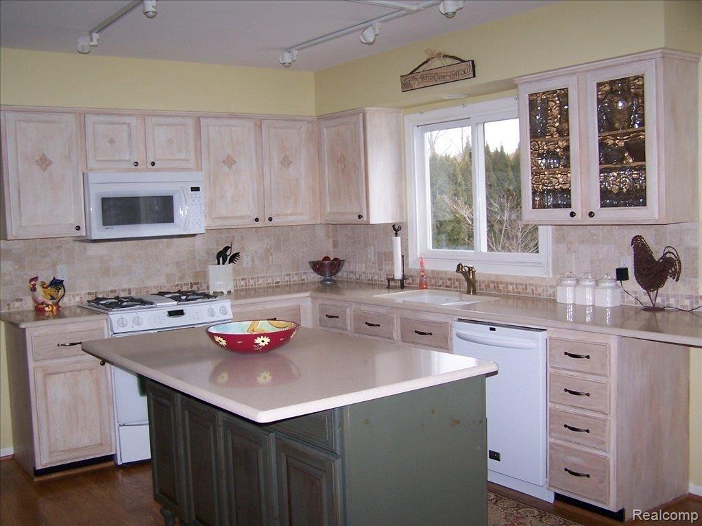 2138 North River Road St. Clair, MI 48079 - Photo 3 of 7 100_2525