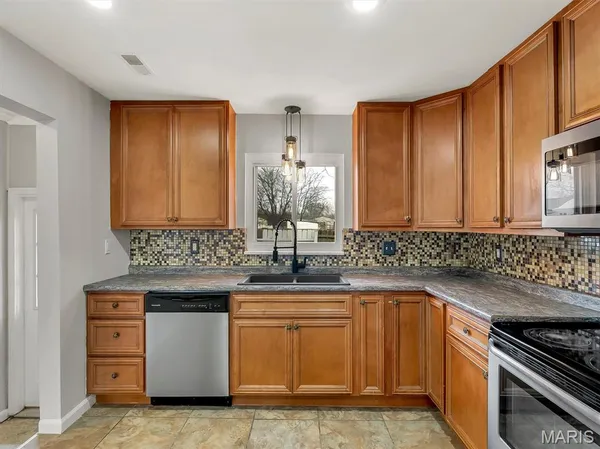 $216,000 | 105 Lavernel Drive, Fenton, MO 63026
