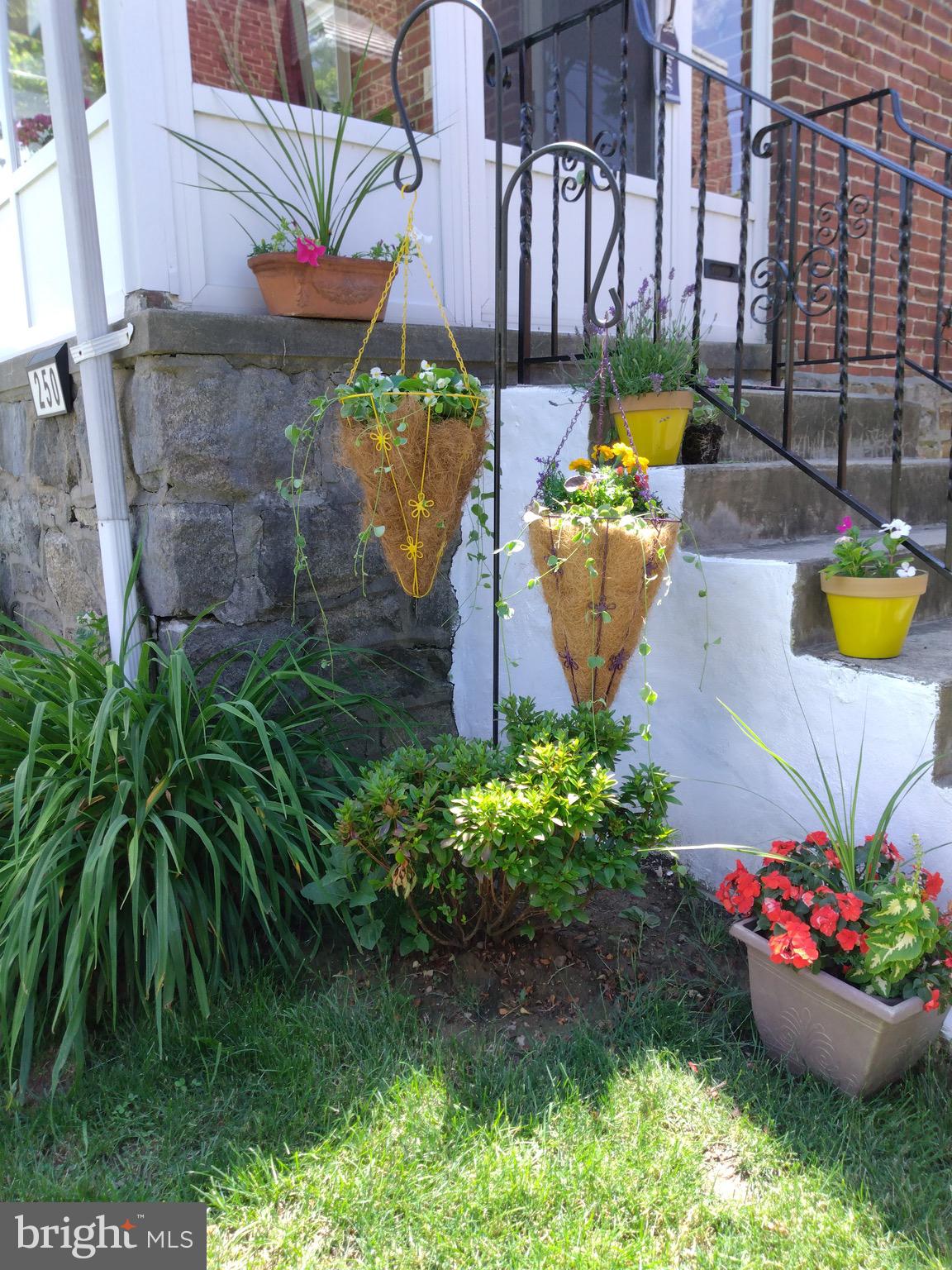 250 East Avon Road Brookhaven, PA 19015 - Photo 4 of 61 Sample of how owner had front of house set up