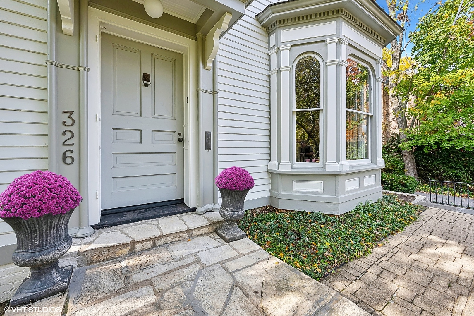 326 Ridge Avenue Winnetka, IL 60093 - Photo 4 of 36 a front view of a house