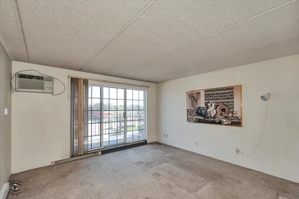 $130,000 | 1050 North Farnsworth Avenue, Unit 301, Aurora, IL 60505