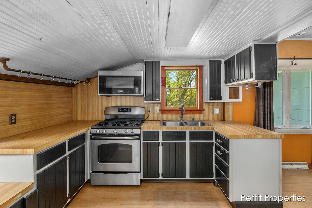 5163 Whites Bridge Road Belding, MI 48809 - Photo 6 of 23 IMG_1005