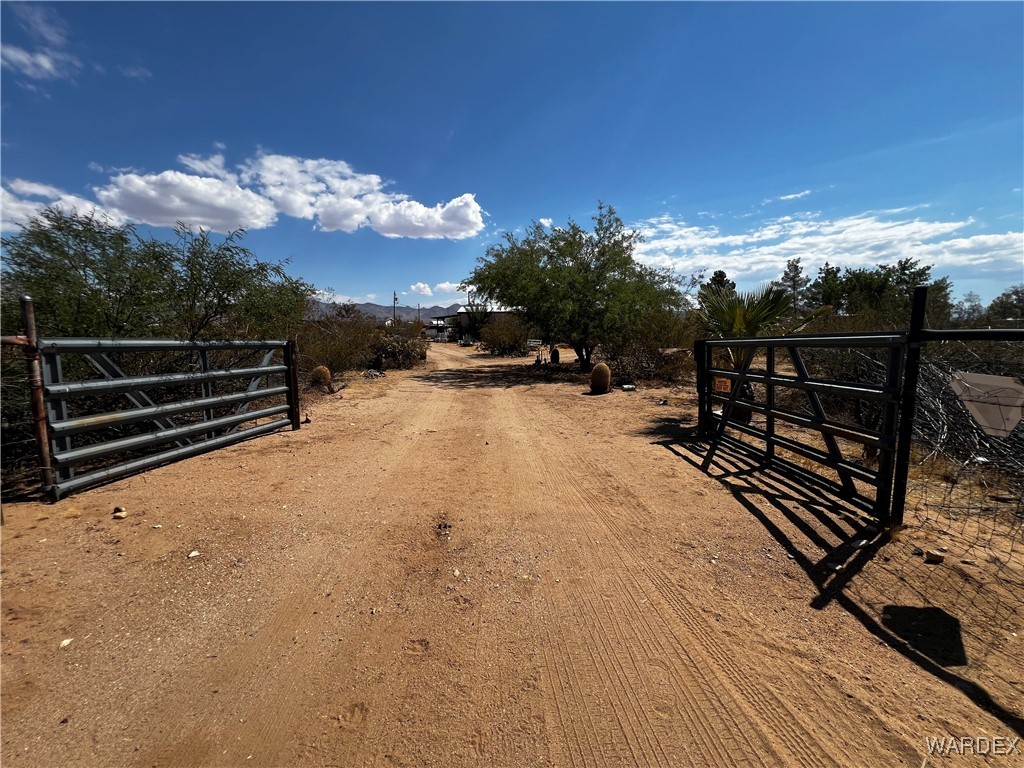 3694 Colorado Road Golden Valley, AZ 86413 - Photo 11 of 38 Entry
