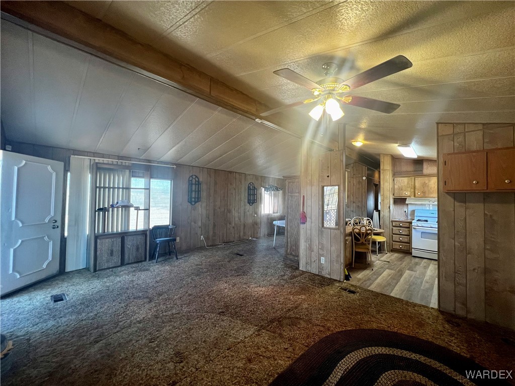 3694 Colorado Road Golden Valley, AZ 86413 - Photo 14 of 38 Living Room