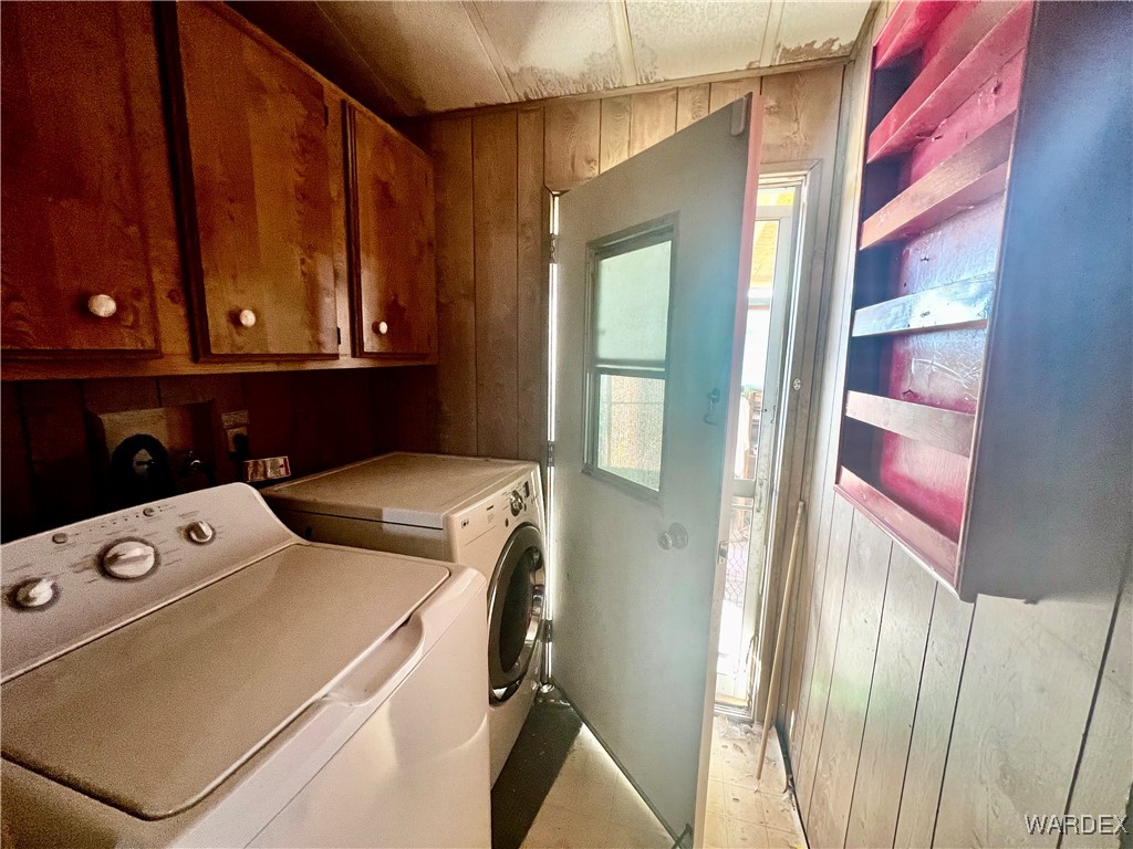 3694 Colorado Road Golden Valley, AZ 86413 - Photo 23 of 38 Laundry