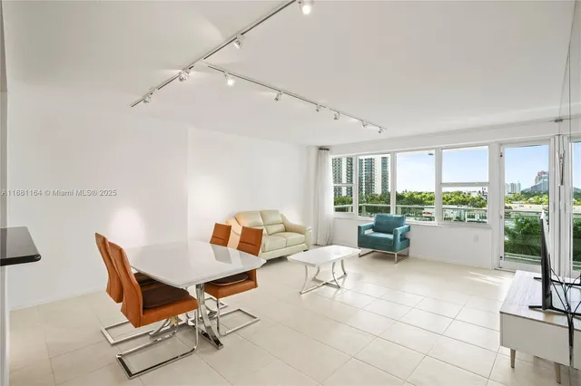 $199,000 | 3333 Northeast 34th Street, Unit 711, Fort Lauderdale, FL 33308