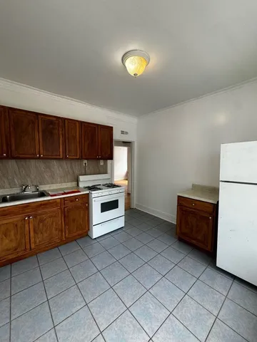 $1,550 | 4805 North Central Park Avenue, Unit 203, Chicago, IL 60625