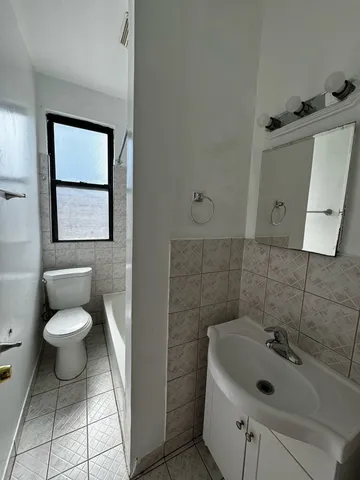 $1,550 | 4805 North Central Park Avenue, Unit 203, Chicago, IL 60625
