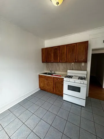 $1,550 | 4805 North Central Park Avenue, Unit 203, Chicago, IL 60625