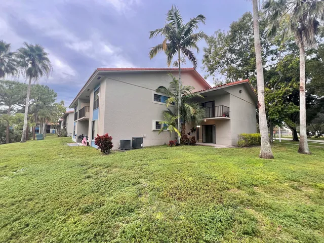 a view of a house with backyard and garden