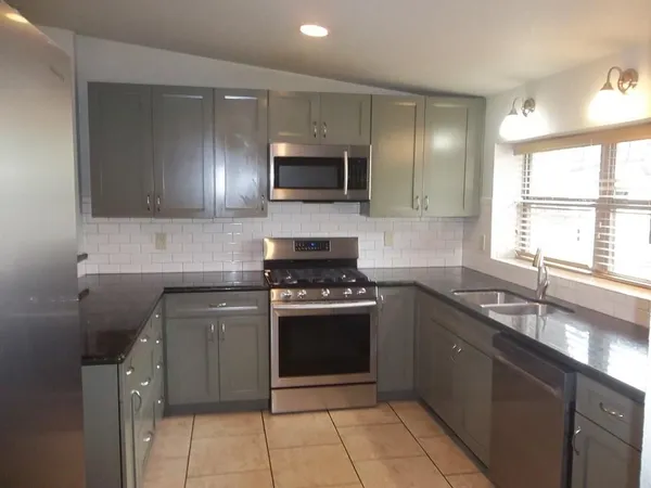 $2,300 | 210 Loma Vista Drive, Kerrville, TX 78028