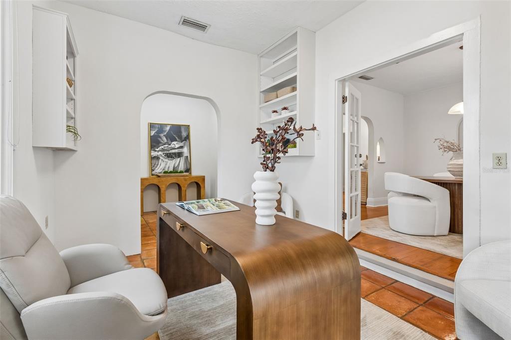 2434 West Prospect Road Tampa, FL 33629 - Photo 5 of 45 a room with furniture and a potted plant