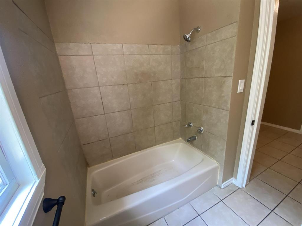 625 York Street, Unit B Athens, TX 75751 - Photo 14 of 15 Full bath featuring light tile patterned floors and washtub / shower combination