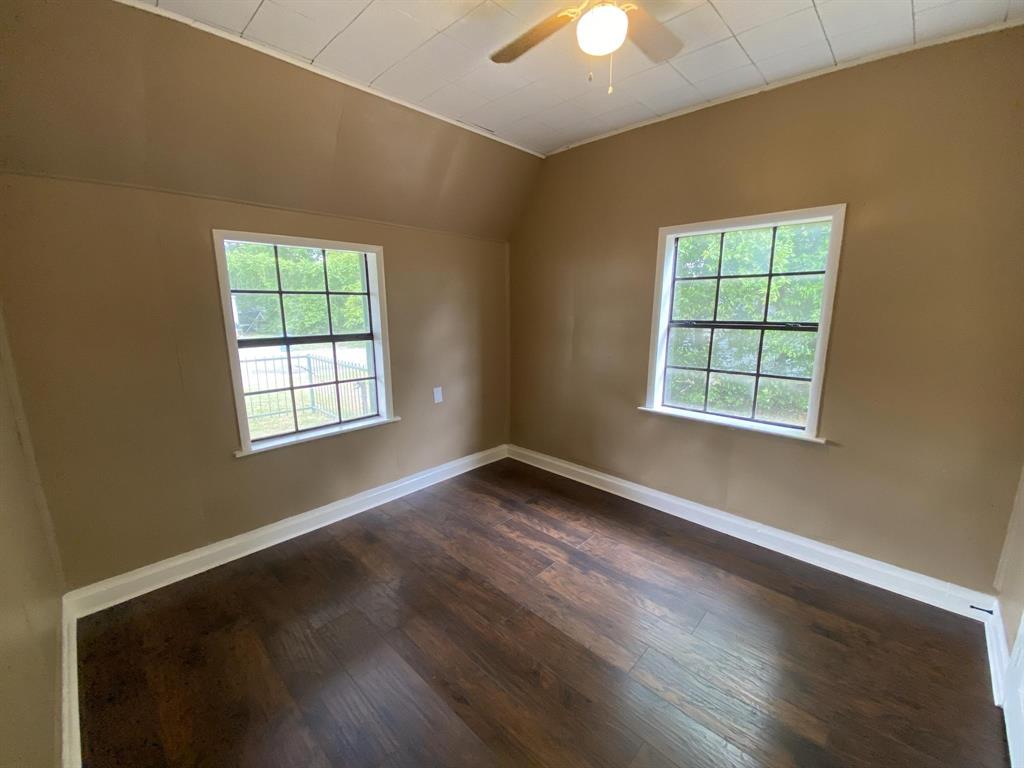 625 York Street, Unit B Athens, TX 75751 - Photo 5 of 15 Spare room with ceiling fan, dark wood-style flooring, and vaulted ceiling